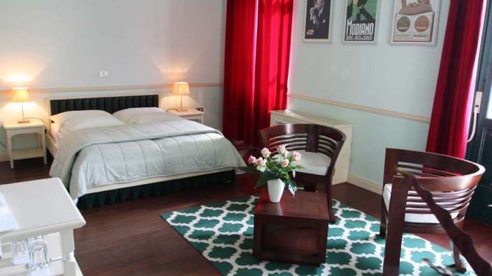 Ein Schlafzimmer mit einem Bett und einem Stuhl