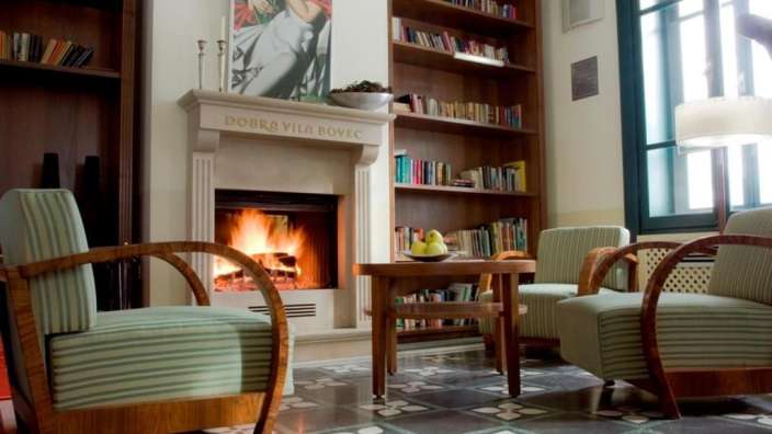 Ein Kamin mit der Aufschrift dobro vila bovec darauf