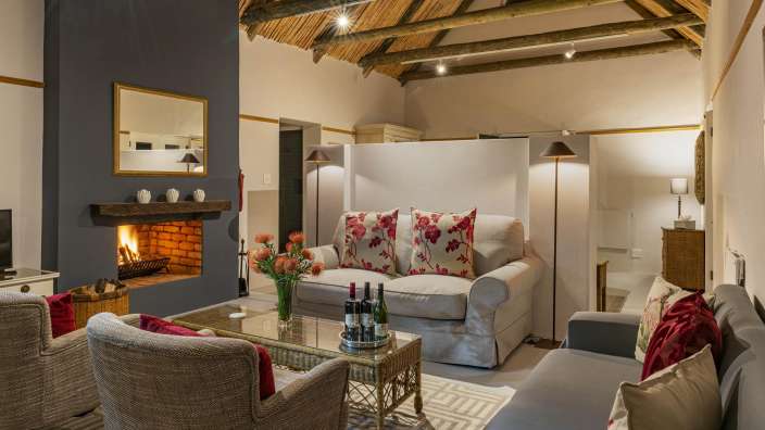 Ein Wohnzimmer mit Couch und Stühlen und einem Kamin