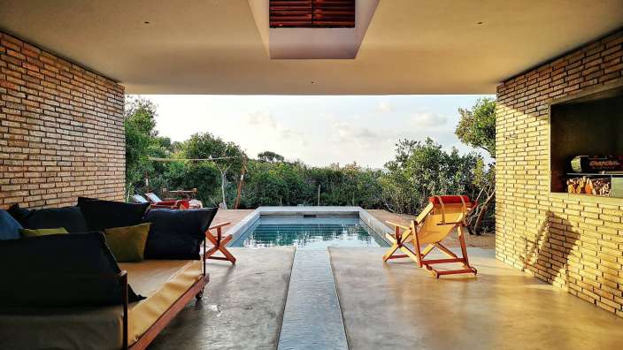 Ein Wohnzimmer mit Blick auf einen Swimmingpool