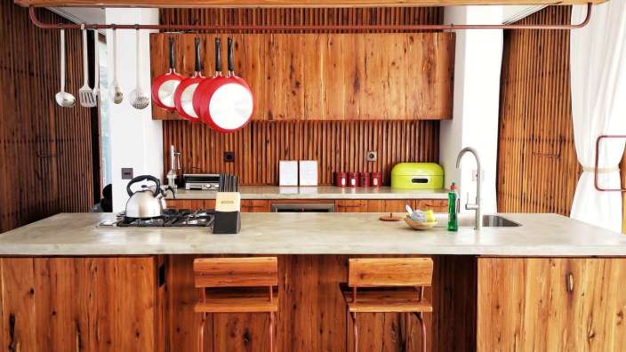 Eine Küche mit Holzschränken und einem Waschbecken