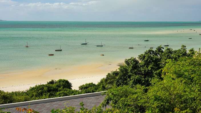 Ein Strand mit vielen Booten im Ozean