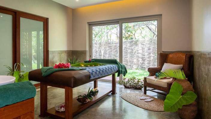 Ein Raum mit einem massagetisch und einem stuhl