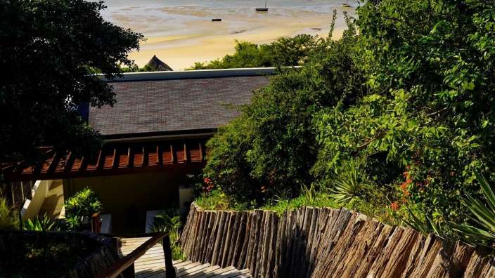 Eine Holztreppe führt hinunter zum Strand