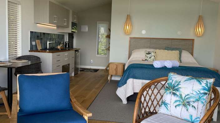 Ein kleines Schlafzimmer mit einem Bett und einem Stuhl