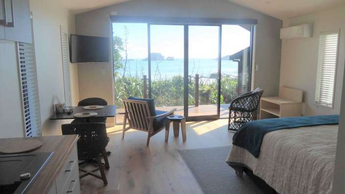 Ein Zimmer mit einem Bett , einem Tisch und einem Fernseher