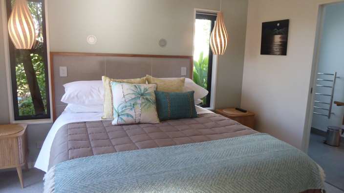 Ein Schlafzimmer mit einem Bett und zwei Nachttischen