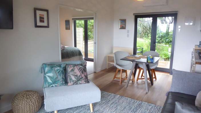 Ein Wohnzimmer mit einem Stuhl und einem Tisch