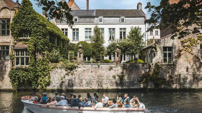 Eine Gruppe von Menschen fährt in einem Boot auf einem Fluss