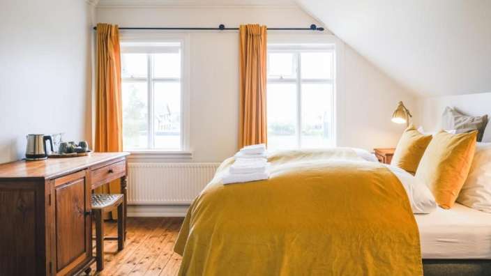 Ein Schlafzimmer mit einem Bett und einem Schreibtisch