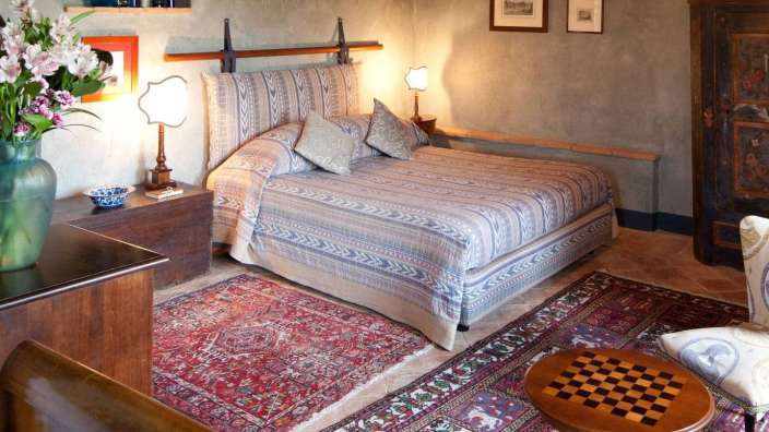 Ein Schlafzimmer mit einem Bett und einem Schachbrett