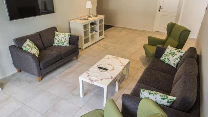 Ein Wohnzimmer mit zwei Sofas und einem Fernseher