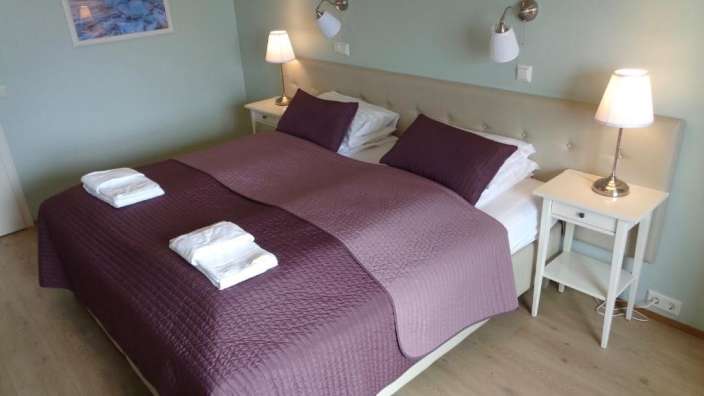 Ein Schlafzimmer mit einem Bett und zwei Nachttischen