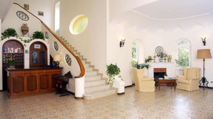 Ein Wohnzimmer mit einer Treppe und einem Tisch