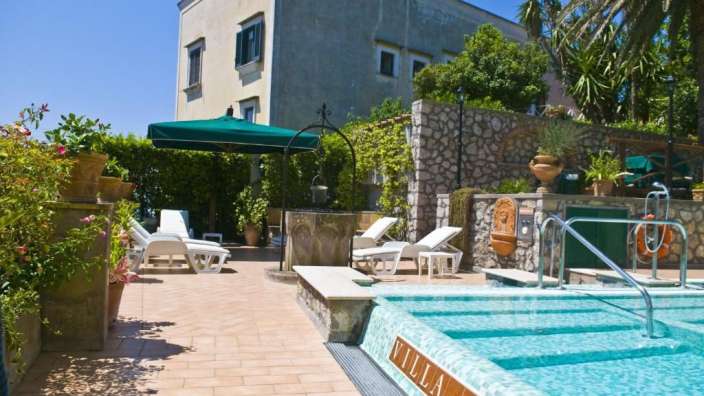 Ein großer Pool mit der Aufschrift " villa sap " darauf