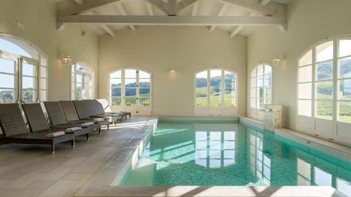 Ein großer Swimmingpool in einem Gebäude mit vielen Fenstern