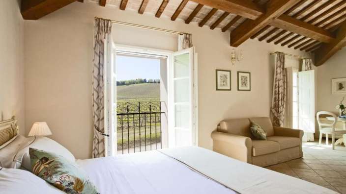 Ein Schlafzimmer mit einem Bett und einem Stuhl