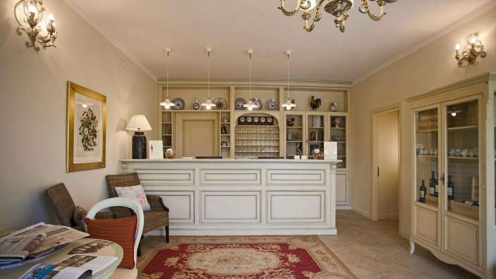 Ein Wohnzimmer mit einem Tisch und einem Stuhl