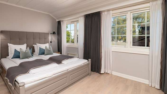 Ein Schlafzimmer mit zwei Betten und einem Fenster