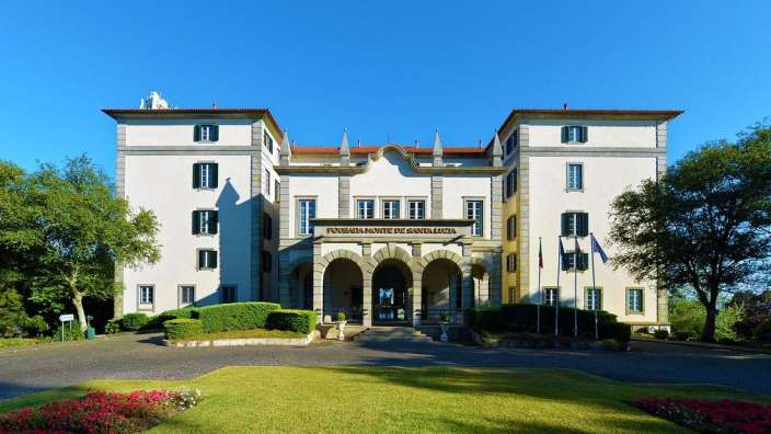 Ein großes weißes Gebäude mit der Aufschrift instituto monte de santa maria