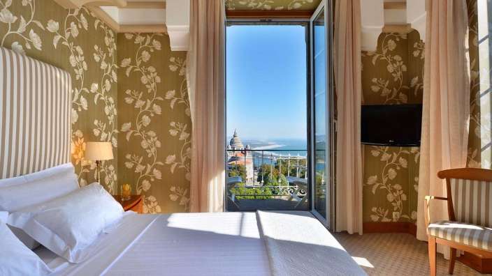 Ein Hotelzimmer mit einem Bett und einem Fernseher