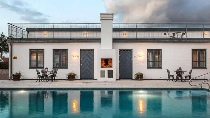 Ein großer Swimmingpool vor einem weißen Gebäude