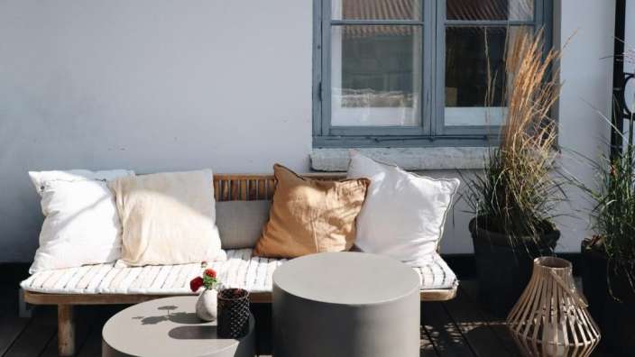 Eine Couch mit vielen Kissen und einem Tisch darauf