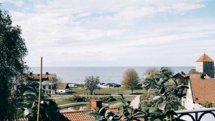 Ein Blick auf den Ozean von einem Balkon