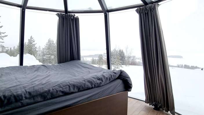 Ein Schlafzimmer mit einem Bett und einem großen Fenster