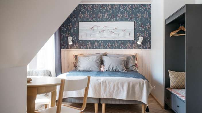 Ein kleines Schlafzimmer mit einem Bett und einem Tisch