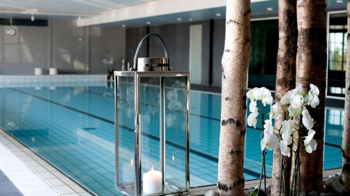 Eine Laterne steht in der Nähe eines Swimmingpools