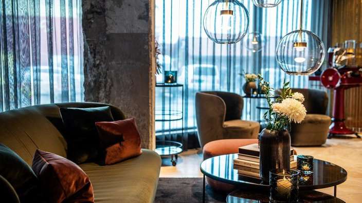 Ein Wohnzimmer mit einer Couch und einem Tisch