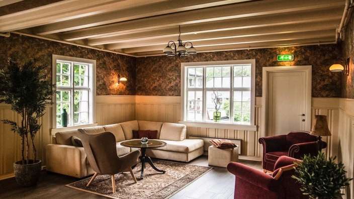 Ein Wohnzimmer mit einem Couchtisch und Stühlen