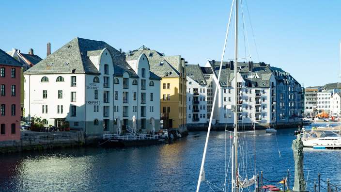 Ein kleines weißes Boot steht vor einem Gebäude mit der Aufschrift hotel bernt