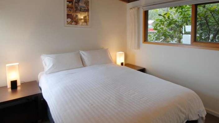 Ein Schlafzimmer mit einem Bett und einem Fenster