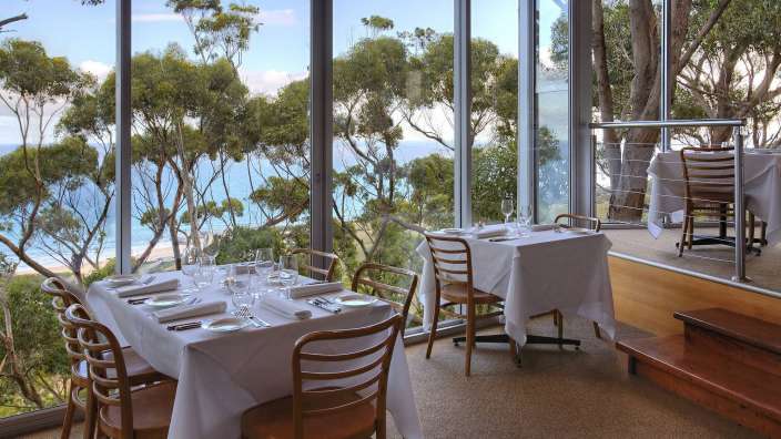 Tische und Stühle in einem Restaurant mit Blick auf das Meer