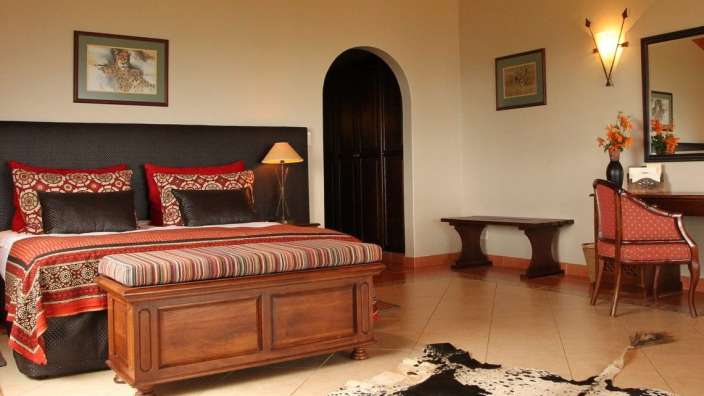 Ein Schlafzimmer mit einem Bett und einem Stuhl