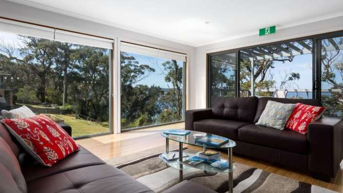 Ein Wohnzimmer mit einer Couch und einem Tisch