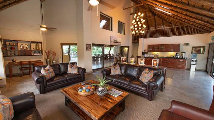 Ein Wohnzimmer mit braunen Ledersofas und einem Holztisch