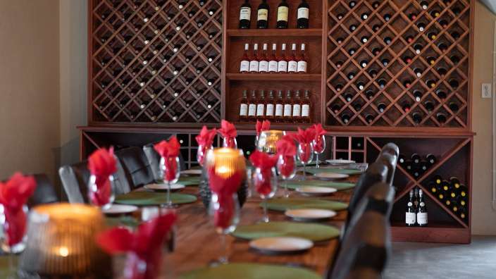 Ein Weinkeller mit vielen Weingläsern und Flaschen