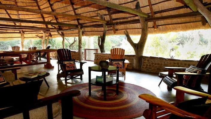 Ein Wohnzimmer mit Stühlen und einem Tisch