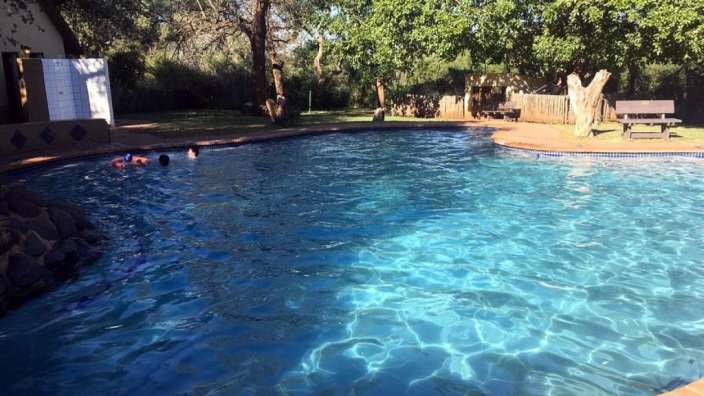Menschen schwimmen in einem großen Swimmingpool