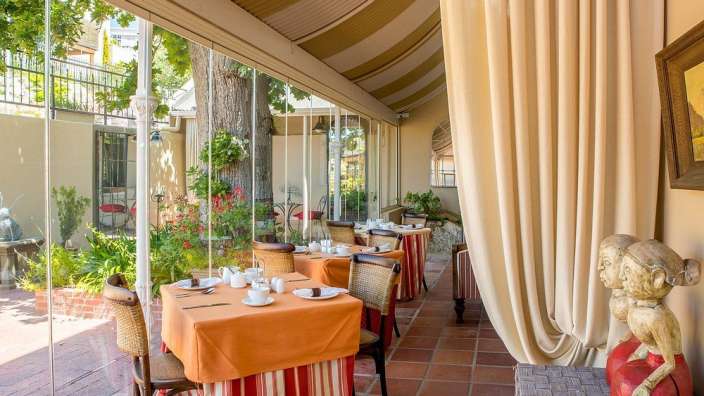 Tische und Stühle in einem Restaurant mit Glastüren