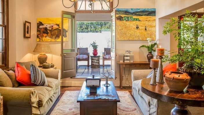 Ein Wohnzimmer mit zwei Sofas und einem Tisch