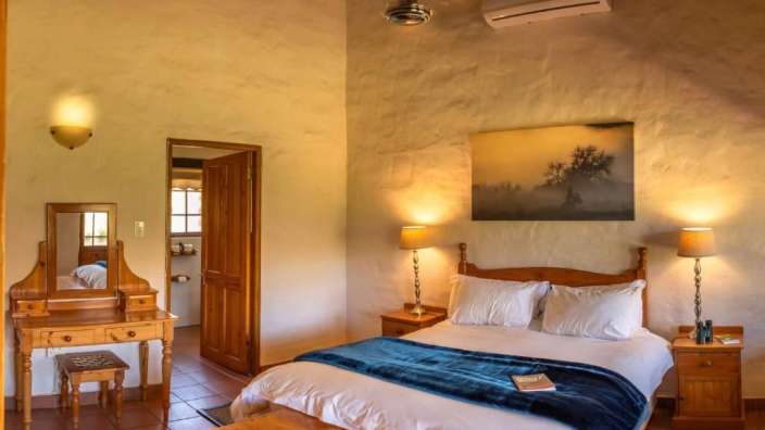 Ein Schlafzimmer mit einem Bett und einem Spiegel