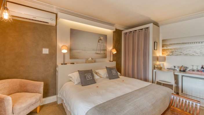 Ein Hotelzimmer mit einem Bett und einem Stuhl