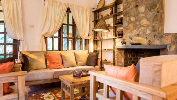 Ein Wohnzimmer mit einer Couch und Stühlen und einem Kamin