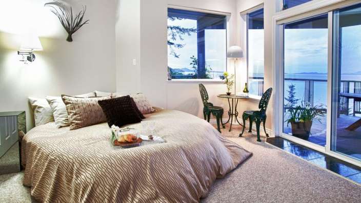 Ein Schlafzimmer mit einem Bett und einem Tisch