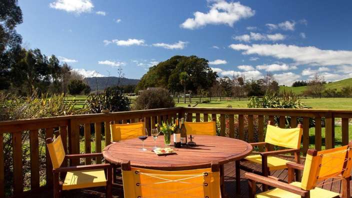 Eine Flasche Wein sitzt auf einem Tisch auf einem Deck