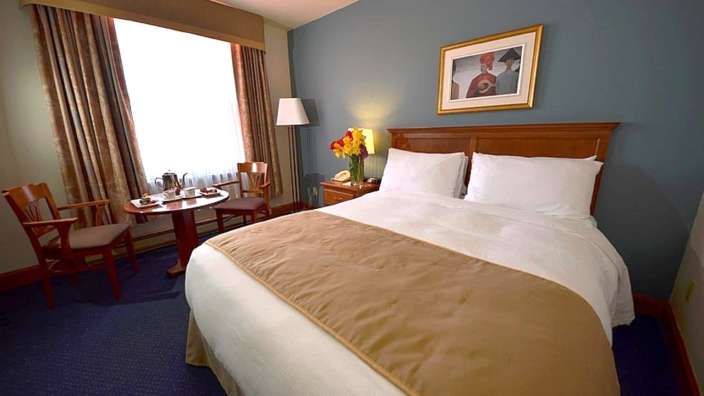 Ein Hotelzimmer mit einem Bett und einem Tisch